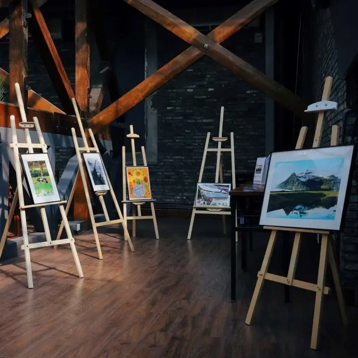 Picture painting in a gallery